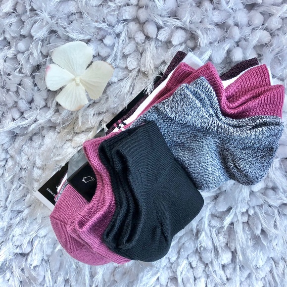 New with tags UNDER ARMOR 6 pack ESSENTIAL SOCKS. - Picture 3 of 7